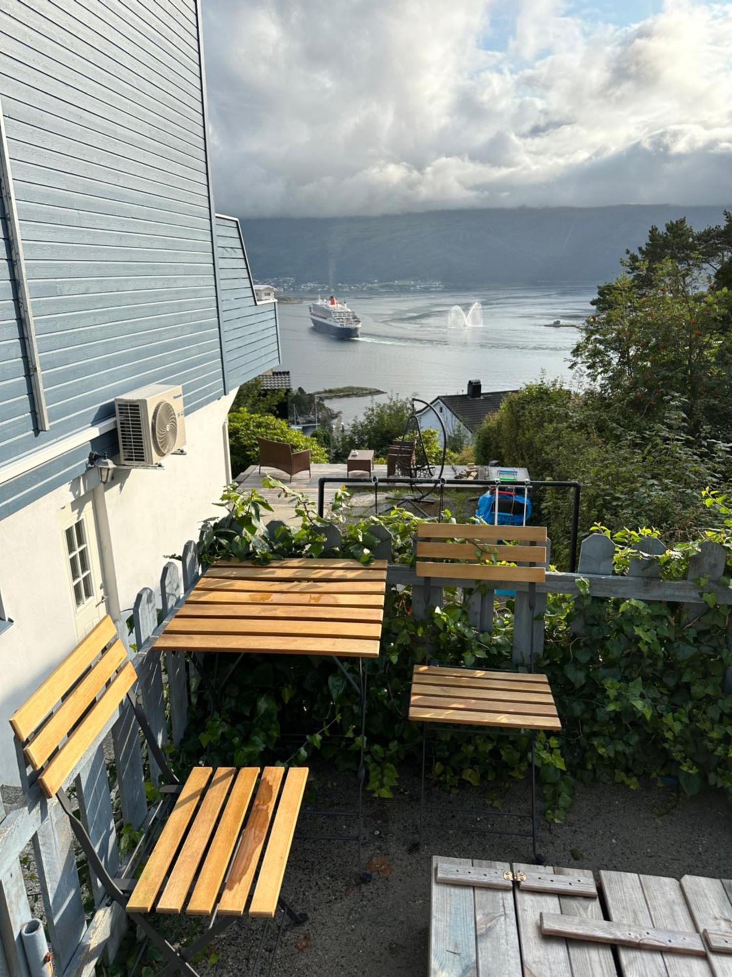 Great Place With View To The Mountains And Fjord Alesund Exterior photo